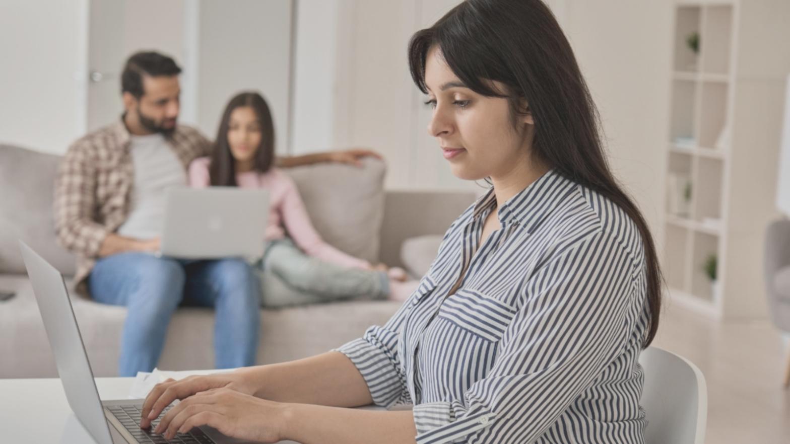 Arbeitsplatz mit Laptop und Notizen für Online-Geschäftsaufbau